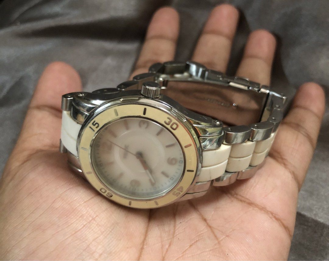 Relic Watch By fossil classic (Category: Luxury Watches) located in Manila. Submitted by thriftlangs_ig (Listing ID 1470003318, Image 1). Description: may mga scratch at maliit na crack sa sa wrist, need new battery, and nag fog sa loob gift lang sakin and once lang nagamit sayang if matatambak lang.