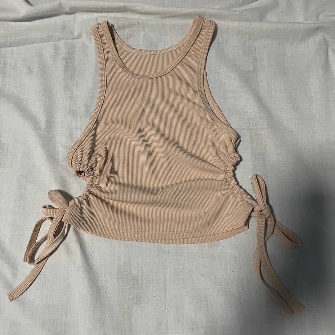 Ribbed Ruched Side Crop Tank Top Beige (Category: Sleeveless) located in San Ildefonso. Submitted by rgdeclutters (Listing ID 1470009664, Image 3). Description: L - 12" W - 11".