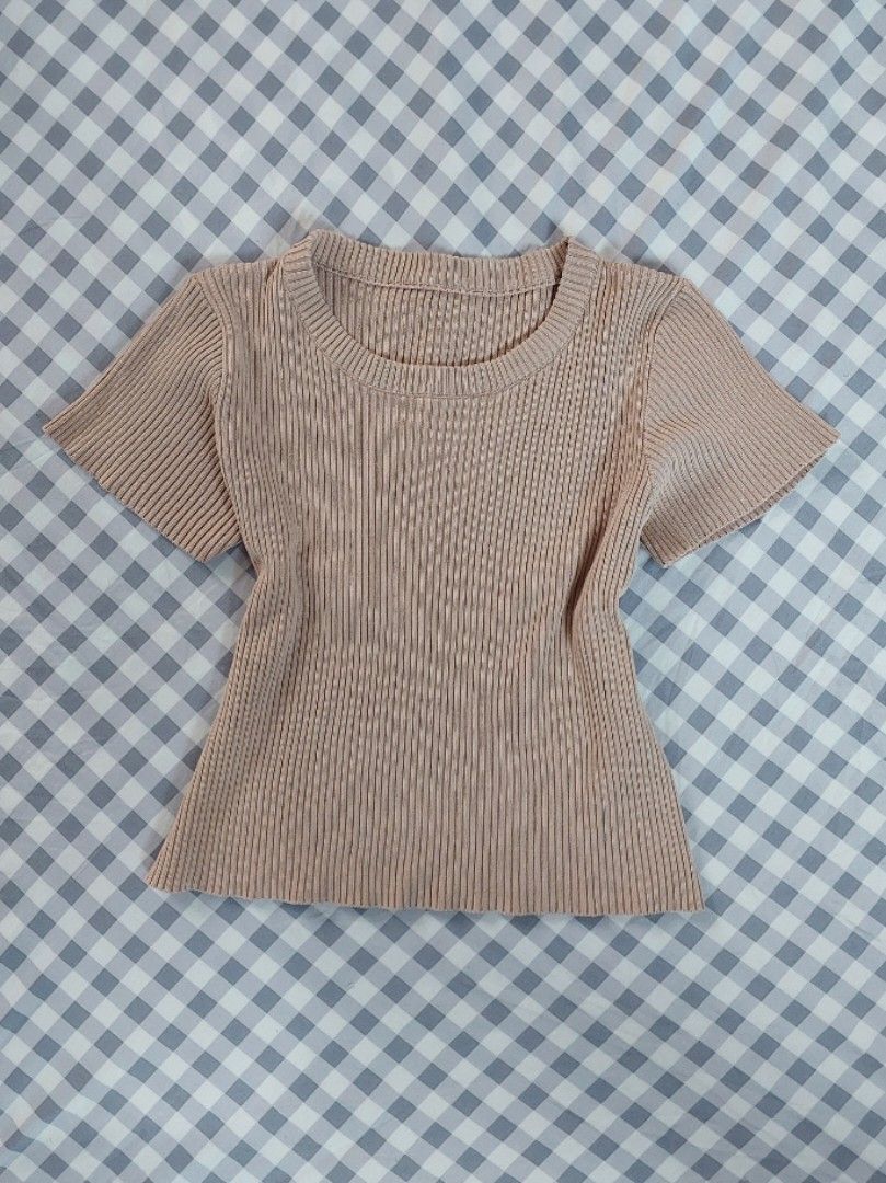 Ribbed Top (Category: Shirts) located in Manila. Submitted by morethrift.ph (Listing ID 1470012771, Image 1). Description: ☁️ freesize - small to semi-large - stretchy ribbed fabric.