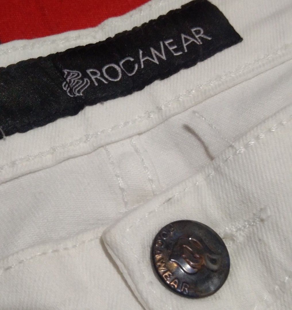Rocawear white short (Category: Activewear) located in Manila. Submitted by aj.bermundo (Listing ID 1470022538, Image 1). Description: for sale rocawear white size 38 on tag VERRY good condition no issue pm Lang po sa may gusto Batasan QC location .