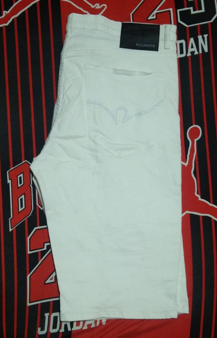 Rocawear white short (Category: Activewear) located in Manila. Submitted by aj.bermundo (Listing ID 1470022538, Image 2). Description: for sale rocawear white size 38 on tag VERRY good condition no issue pm Lang po sa may gusto Batasan QC location .