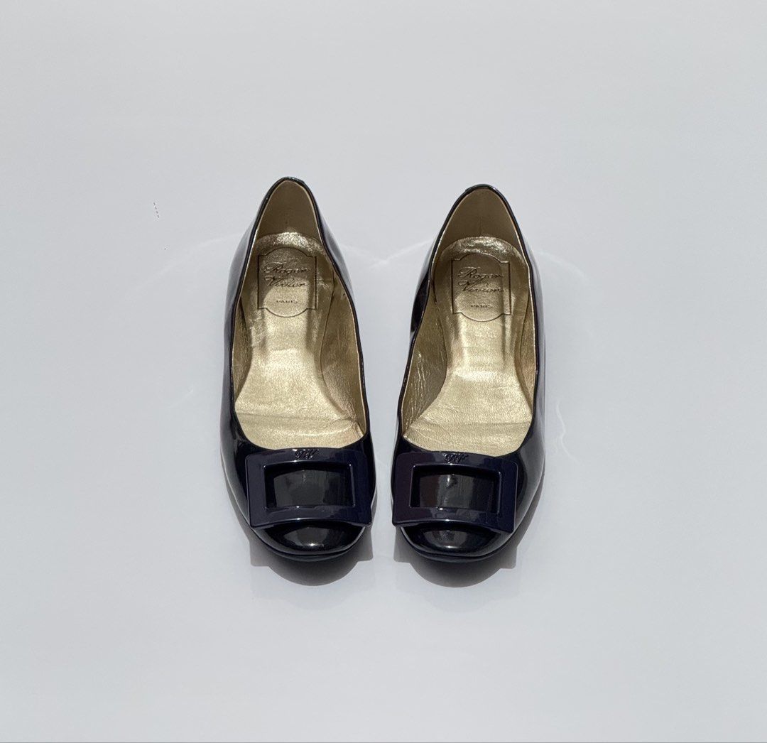 Roger Vivier (Category: Flats & Sandals) located in Quezon City. Submitted by byuklph (Listing ID 1470128706, Image 2). Description: Authentic 💯size38.5/25cm🦋 Excellent condition Normal signs of used .