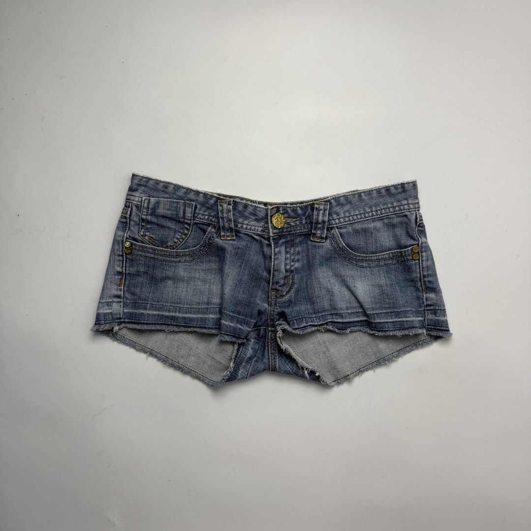 Roxy Denim Cutoff Shorts y2k (Category: Shorts) located in Quezon City. Submitted by beastmnl (Listing ID 1470039046, Image 1). Description: Size 3 Waist 31 .
