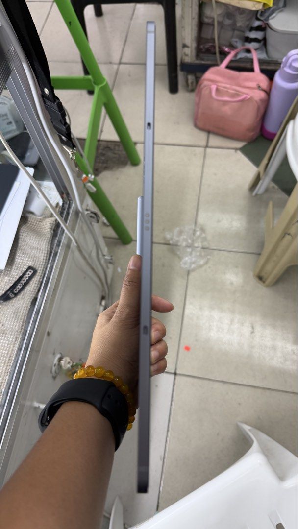S10+ 5G 2nd hand (Category: Android) located in San Juan City. Submitted by gentleflower_baf625 (Listing ID 1470008446, Image 2). Description: Tab s10+ 5G 2nd hand 12gbram 256gb memory Good condition Smooth no dent With keyboard pen Box.