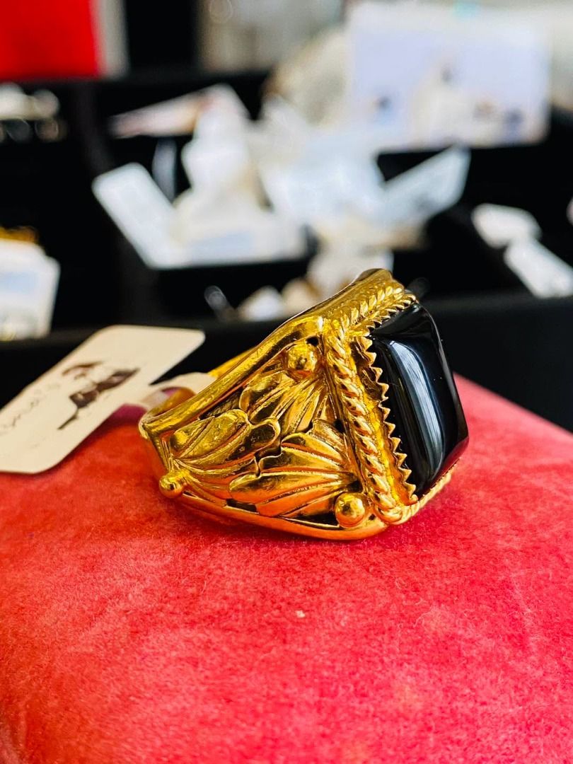 S9 VINTAGE ONYX GOLD-PLATED SILVER RING (Category: Rings) located in Baguio. Submitted by asna_taku (Listing ID 1470056233, Image 2). Description: 🖤✨ VINTAGE ONYX GOLD-PLATED SILVER RING ✨🖤 A bold vintage treasure that radiates timeless sophistication and elegance! 👑💛 Featuring a stunning rectangular black onyx centerpiece, beautifully framed by intricate rope-style detailing and ornate floral engravings in a rich gold-plated silver setting. 