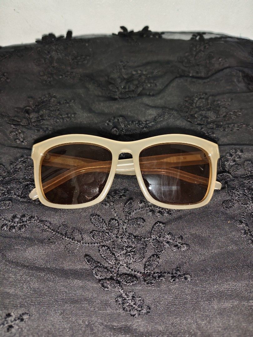 Saint laurent ivory square framed acetate sunglassea (Category: Sunglasses & Eyewear) located in Baguio. Submitted by taishuiha2026 (Listing ID 1470099671, Image 1). Description: .