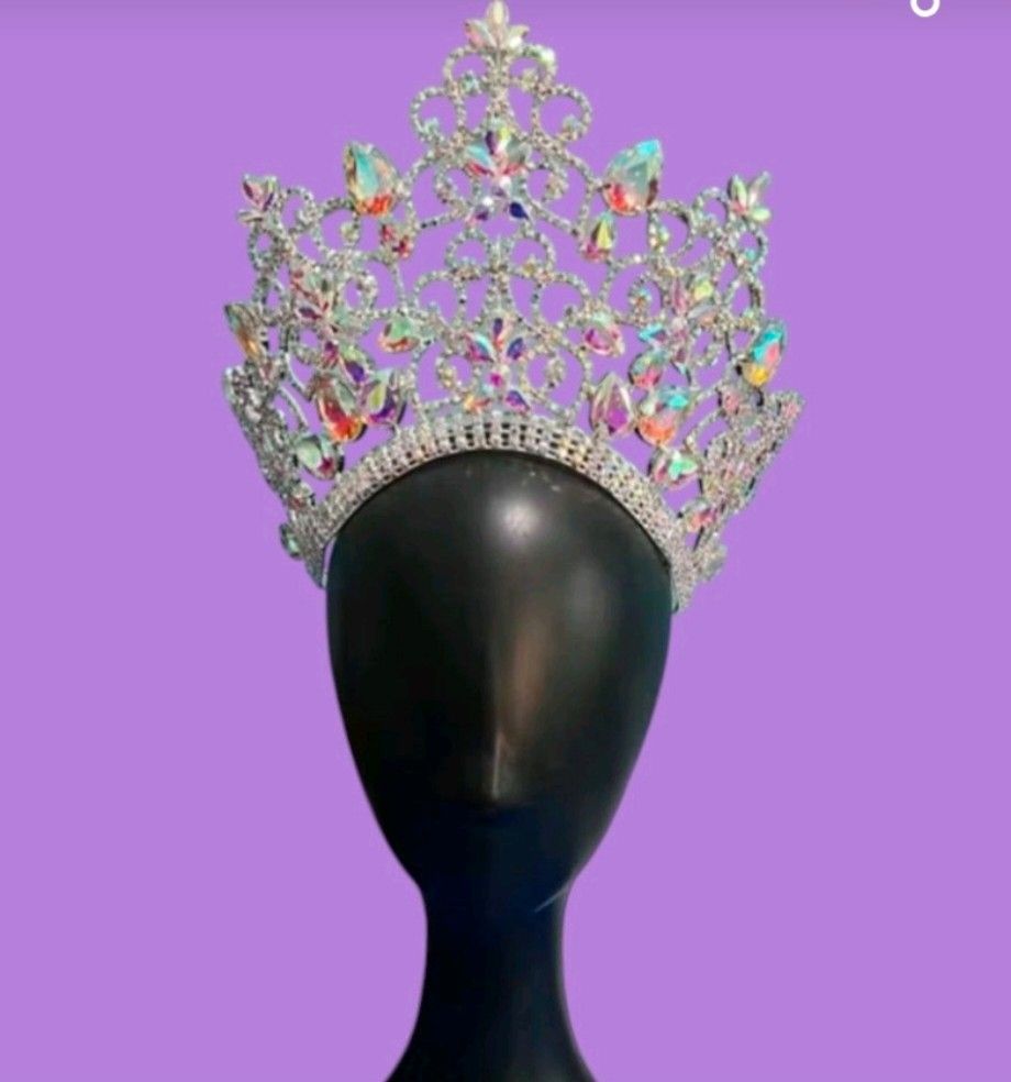 SALE😍 ELEGANT PAGEANT CROWN 👑 (Category: Precious Stones) located in Manila. Submitted by barbieshoppe07 (Listing ID 1470041286, Image 2). Description: Sale na po ito. Malaking crown po ito. adjustable pa. Buy nyo n po agad ito. 🔥sale price na po, wala na po sa original price. kaya sulitin nyo na po pagbili para isahang shipping nlang po. pls check my other item posted. marami po magaganda at Mura! 😍 ☑️ACTUAL ITEM POSTED ☑️What you see is wha