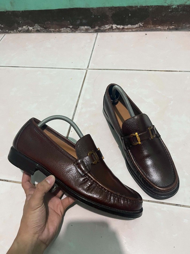 Salvatore Ferragamo (Category: Dress Shoes) located in Minglanilla. Submitted by voxpopulivoxdei1287 (Listing ID 1470034897, Image 3). Description: Salvatore Ferragamo Authentic 🔥 Coded🔥 Size 8.5 EE.