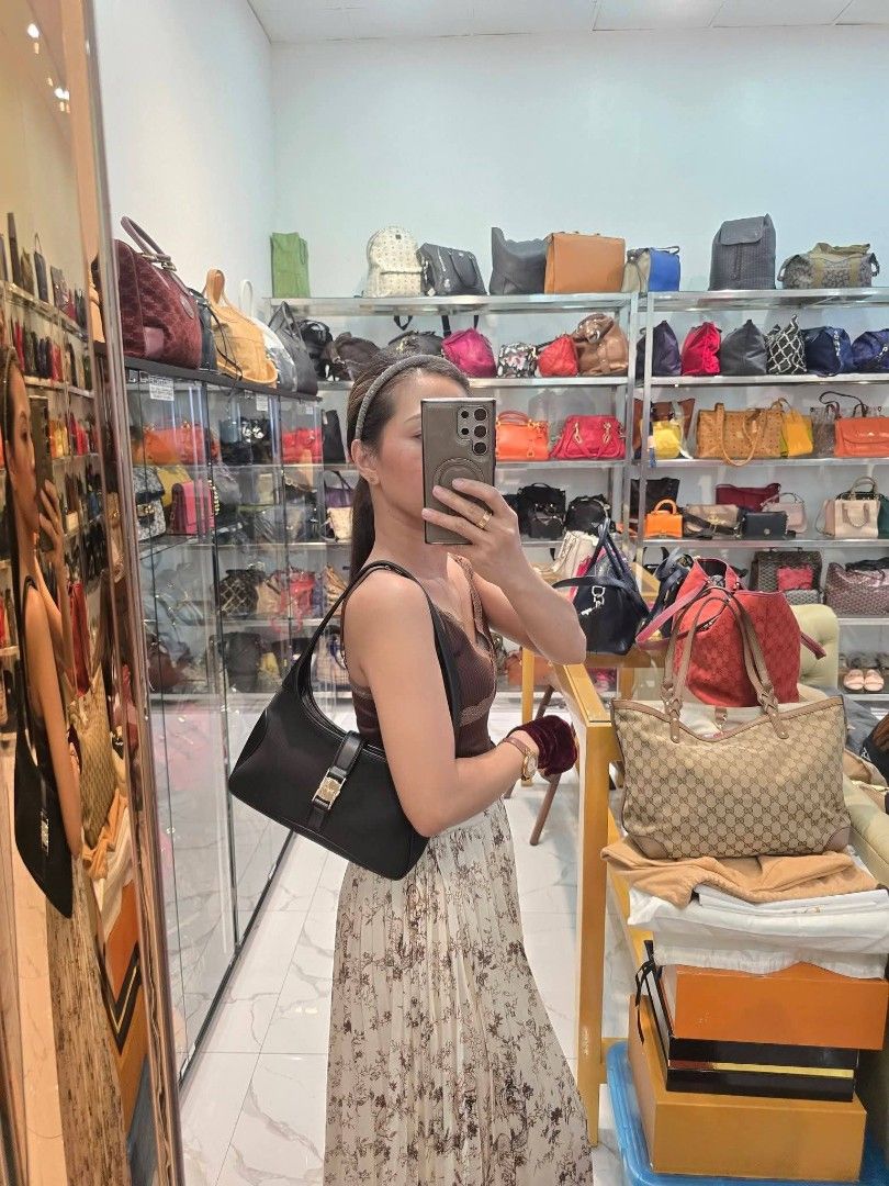 Salvatore Ferragamo Shoulder Y2K Bag Authentic💯💯 (Category: Shoulder Bags) located in Davao. Submitted by SecondhandItems97 (Listing ID 1470031729, Image 2). Description: Small size Includes generic dustbag.