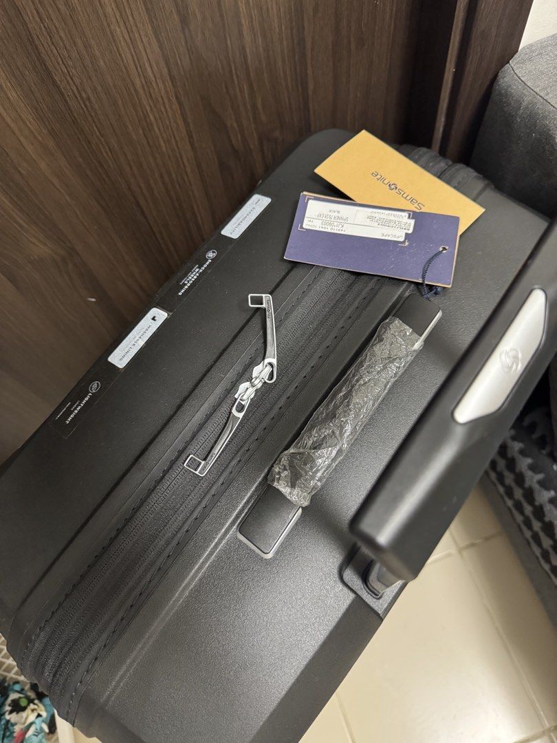 SAMSONITE UPSCAPE (Category: Luggage) located in Manila. Submitted by prettystuff1008 (Listing ID 1469959367, Image 3). Description: New fresh from store Got it almost 26k Large check in luggage With warranty .