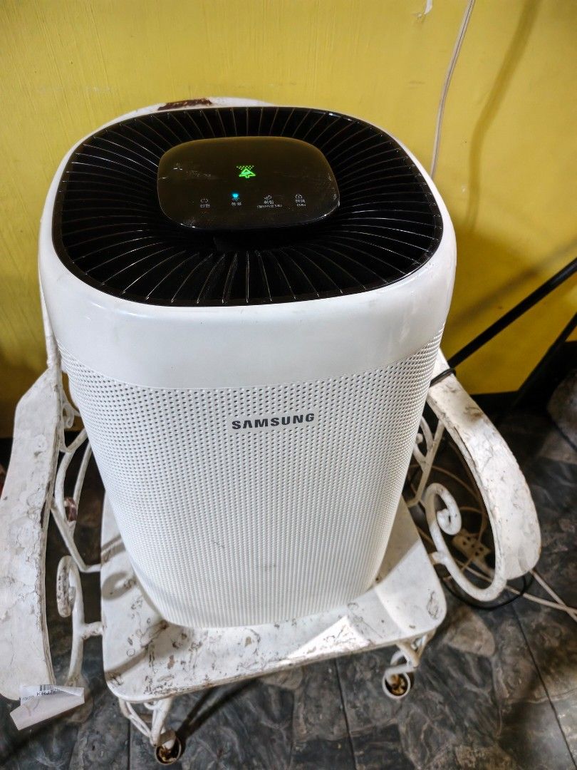 Samsung Air Purifier White (Category: Air Purifiers & Dehumidifiers) located in Muntinlupa City. Submitted by jojiepogi123 (Listing ID 1470055055, Image 1). Description: - Model: Samsung cylindrical air purifier in clean white - Control: Easy-to-use top touch panel with green and blue status lights - Filtration: Multi-stage system featuring removable mesh and carbon filters - Performance: Effectively cleans indoor air - Condition: Good working or