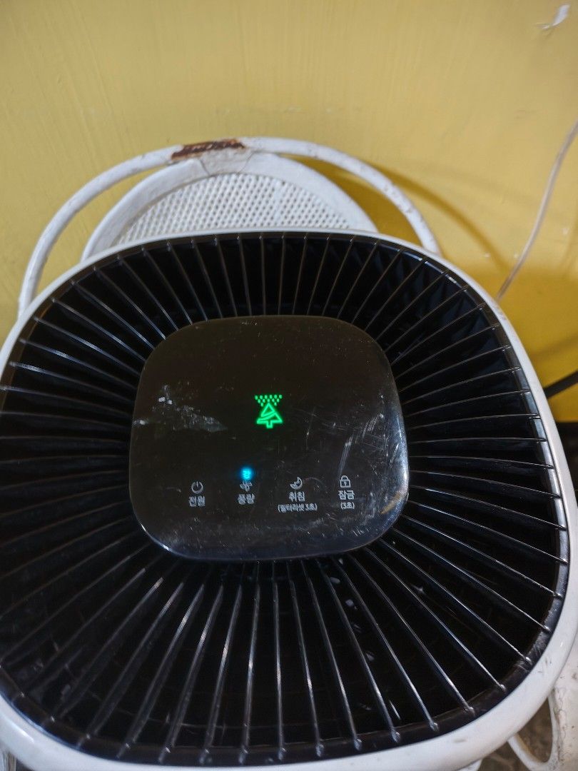 Samsung Air Purifier White (Category: Air Purifiers & Dehumidifiers) located in Muntinlupa City. Submitted by jojiepogi123 (Listing ID 1470055055, Image 2). Description: - Model: Samsung cylindrical air purifier in clean white - Control: Easy-to-use top touch panel with green and blue status lights - Filtration: Multi-stage system featuring removable mesh and carbon filters - Performance: Effectively cleans indoor air - Condition: Good working or