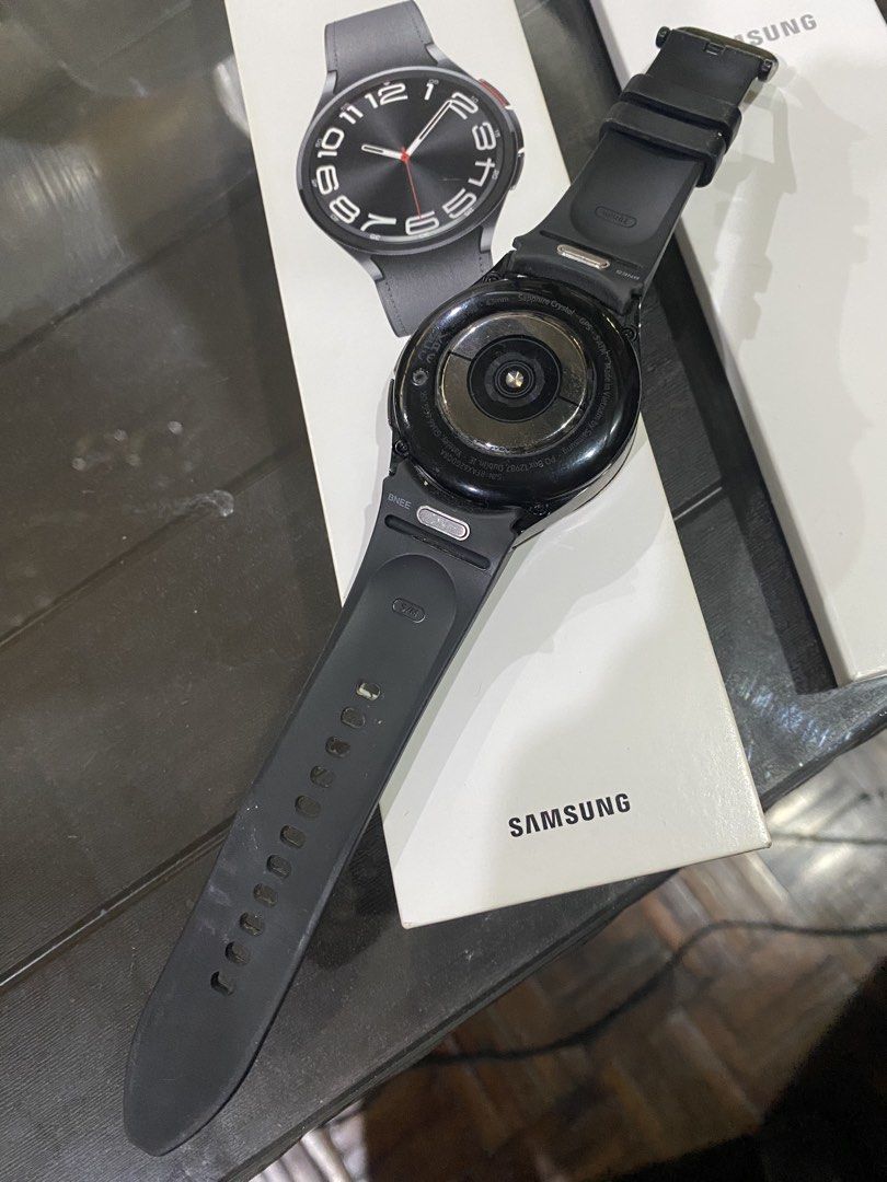 Samsung Fit Watch (Category: Wearables & Smart Watches) located in Marikina City. Submitted by mykjet_fish (Listing ID 1470058373, Image 2). Description: Samsung Fitwatch with silver dial function Meet up near Provident Village, Marikina City.