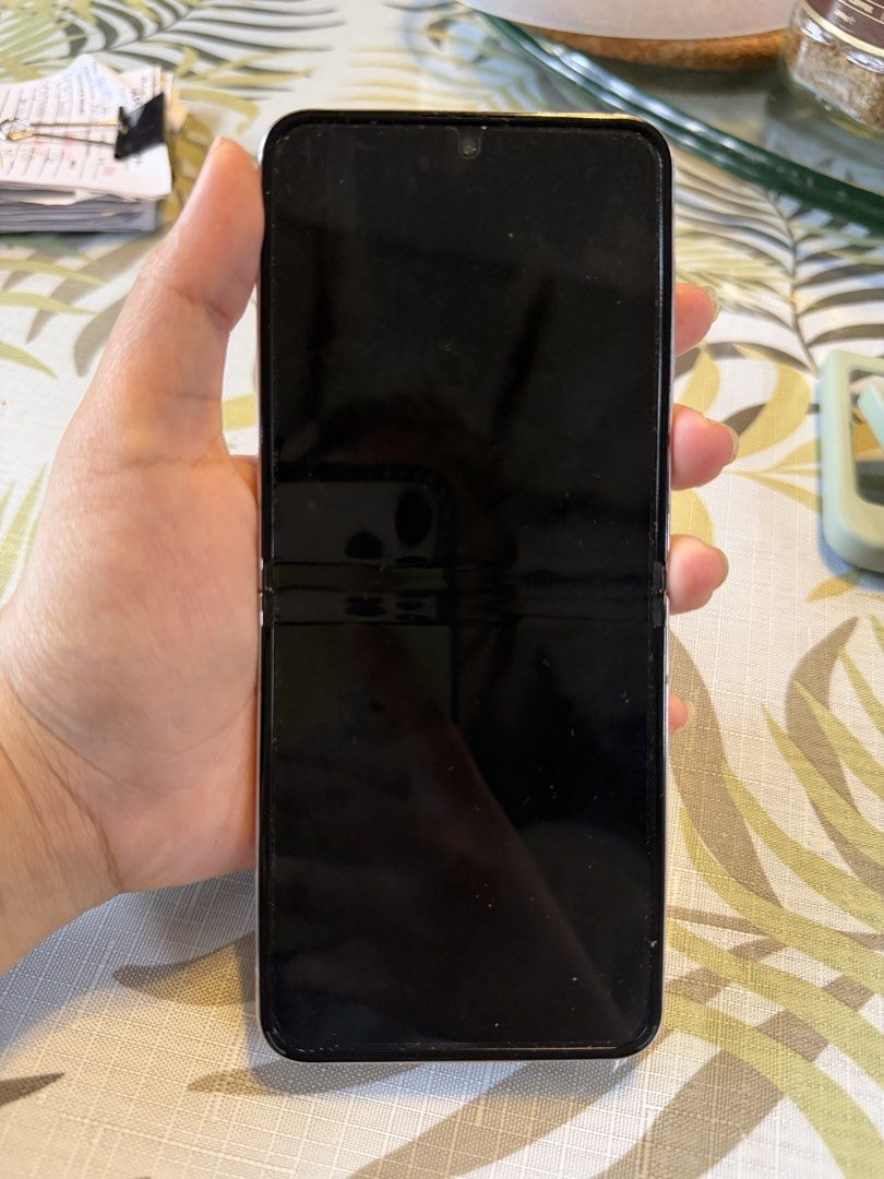 Samsung Flip5 (Category: Samsung) located in Manila. Submitted by kathtiongson (Listing ID 1469984953, Image 3). Description: RFS: Extra phone, used for work only. Upgrading. Phone only, no charger. 1 free case.