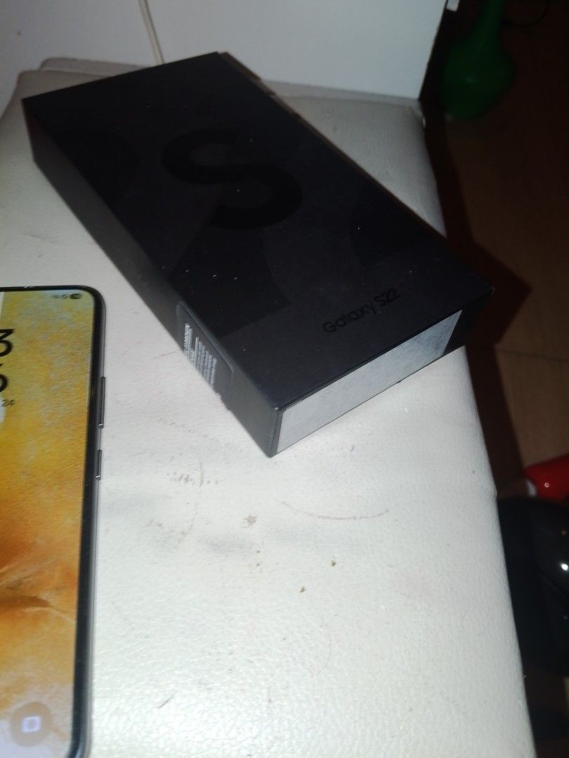 Samsung S22 (Category: Samsung) located in Quezon City. Submitted by rielanne (Listing ID 1470056145, Image 2). Description: no issue gagamitin mo nalang complete with box 8+256.