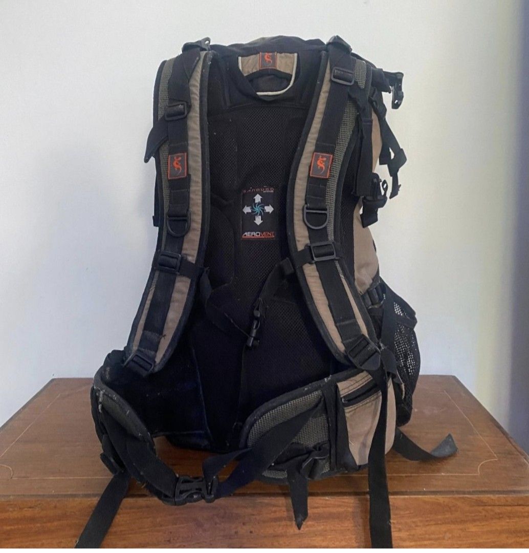 Sandugo Hiking Bag 40L (Category: Hiking & Camping) located in San Fernando. Submitted by pearlys3lls (Listing ID 1470107792, Image 2). Description: Selling this 40L Sandugo Khumbu Hiking backpack with a raincover for only ₱700 (srp is around ₱2,750) - needs washing lol - may butas yung original raincover but i have a replacement ———————————————————————- Featuring a roll-top closure and 8 compression straps, the Sandugo Khumbu 40L secures the wei