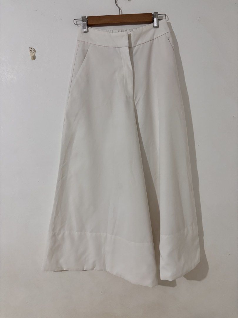 Sans & Sans WIDE LEG CULOTTES (retail 4k) (Category: Other Bottoms) located in Manila. Submitted by hellothere2012 (Listing ID 1470070591, Image 2). Description: Flare leg cut Dropped crotch Front hidden hook and eye zipperfly fastening Side inserted pockets Partial elasticated back waist Back faux single welt pocket Top-stitched cuffs finishing 70% Polyester, 27% Cotton, 3% Spandex PRODUCT CODE: 99-2429PL Measurement in INCHES, 1 INCH : 2.54CM P