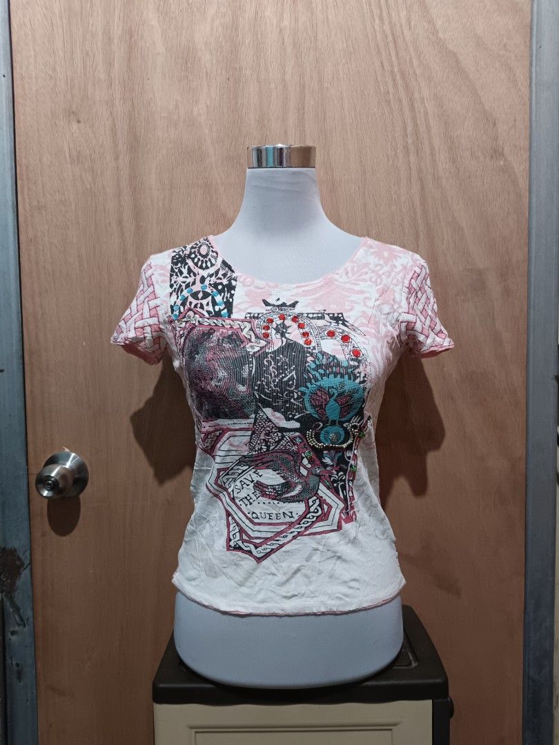 Save the queen y2k top (Category: Shirts) located in Davao. Submitted by mln-boutique (Listing ID 1469967970, Image 1). Description: size - m good condition.