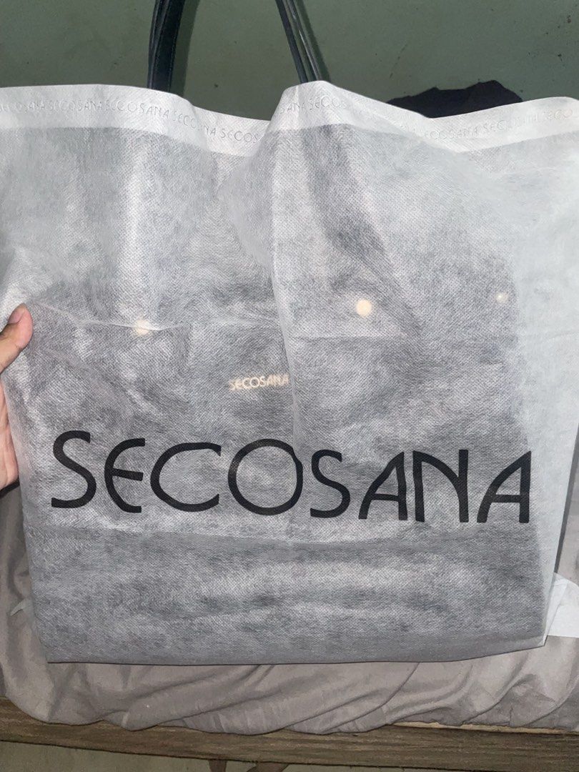 Secosana bag (Category: Shoulder Bags) located in Manila. Submitted by fierceearth_7b4656 (Listing ID 1469994575, Image 2). Description: Original secosana, handle with care. I didn’t use it often, good as new.