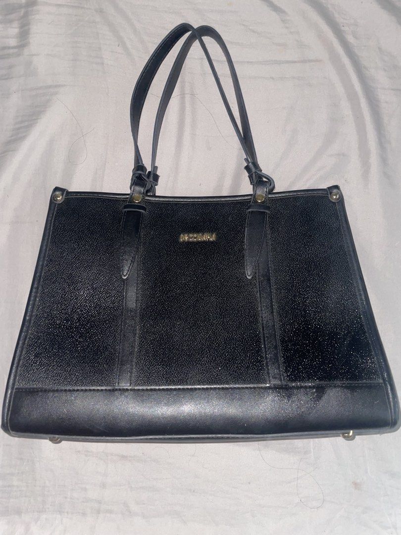 Secosana bag (Category: Shoulder Bags) located in Manila. Submitted by fierceearth_7b4656 (Listing ID 1469994575, Image 1). Description: Original secosana, handle with care. I didn’t use it often, good as new.
