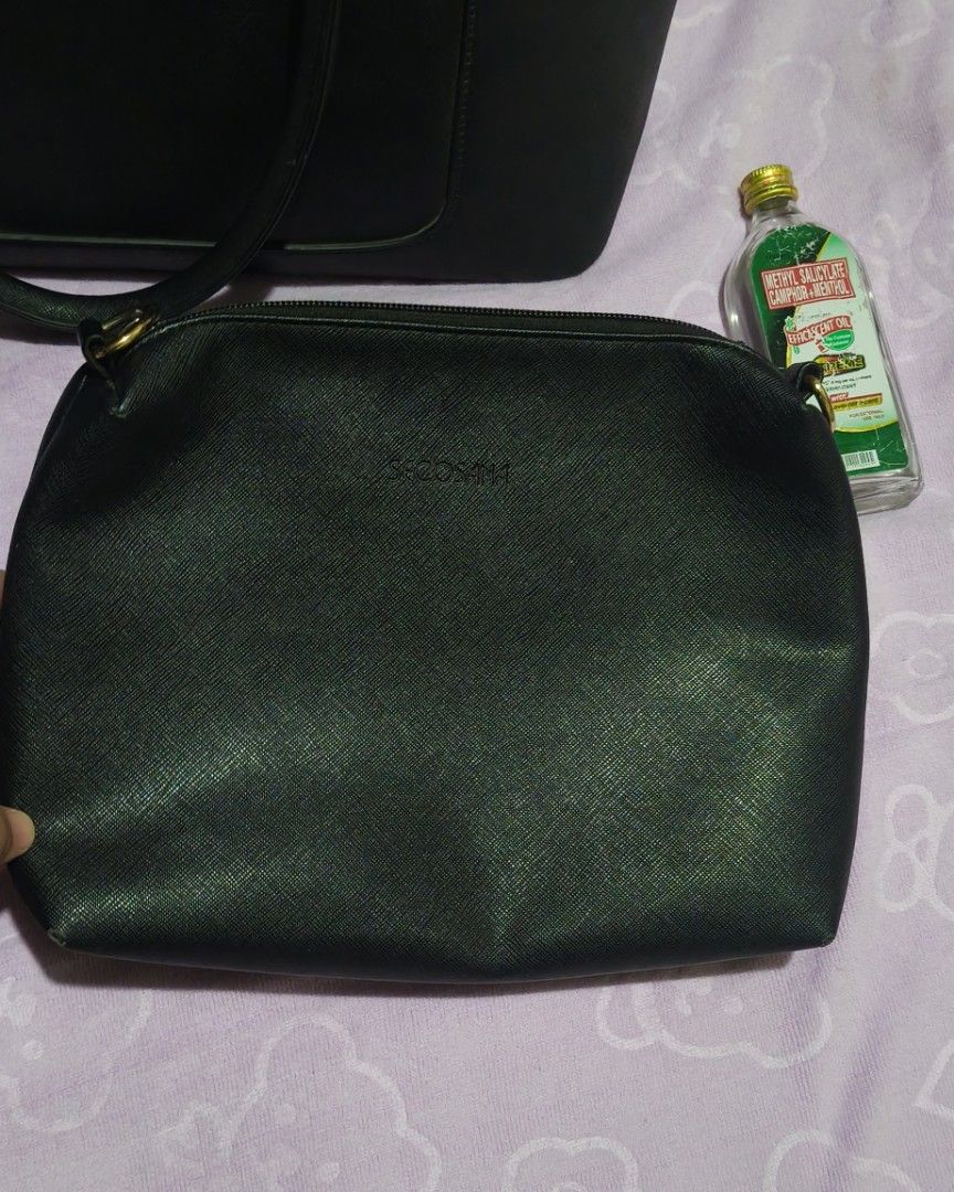 Secosana Handbag (Category: Cross-body Bags) located in Villasis. Submitted by bunnybabe08 (Listing ID 1470133810, Image 3). Description: • Brand: Secosana • Material: Textured Saffiano Faux Leather / Synthetic Leather • Color / Hardware: Black | Gold-toned accents, feet, and branded hardware plate • Condition: Pre-loved condition with visible wear. Features a structured, ultra-spacious silhouette with dual top handles, perfectly sized to comfort