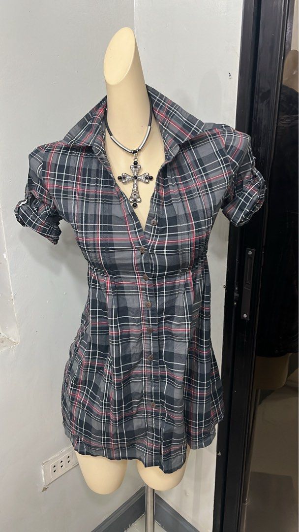 Seductions y2k grunge tieback dresstop (Category: Others Tops) located in Caloocan City. Submitted by onlyfromthepast (Listing ID 1470084796, Image 3). Description: 9/10 condition Medium ✅My bio before purchasing tia💕 ✅ All items are fresh from bales, Pls expect dirt,dust or stains.
