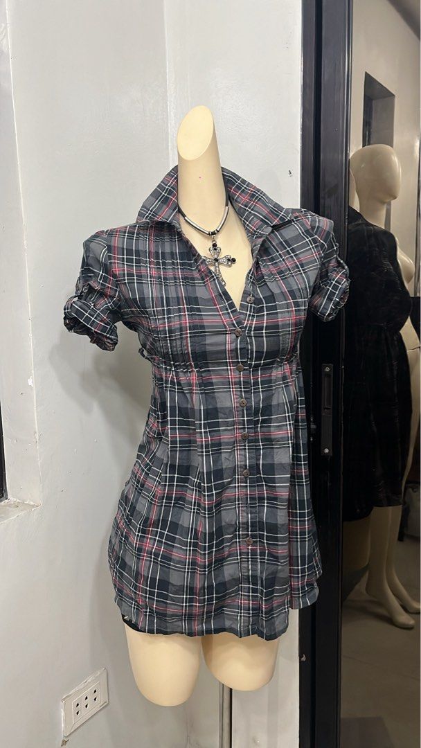 Seductions y2k grunge tieback dresstop (Category: Others Tops) located in Caloocan City. Submitted by onlyfromthepast (Listing ID 1470084796, Image 2). Description: 9/10 condition Medium ✅My bio before purchasing tia💕 ✅ All items are fresh from bales, Pls expect dirt,dust or stains.