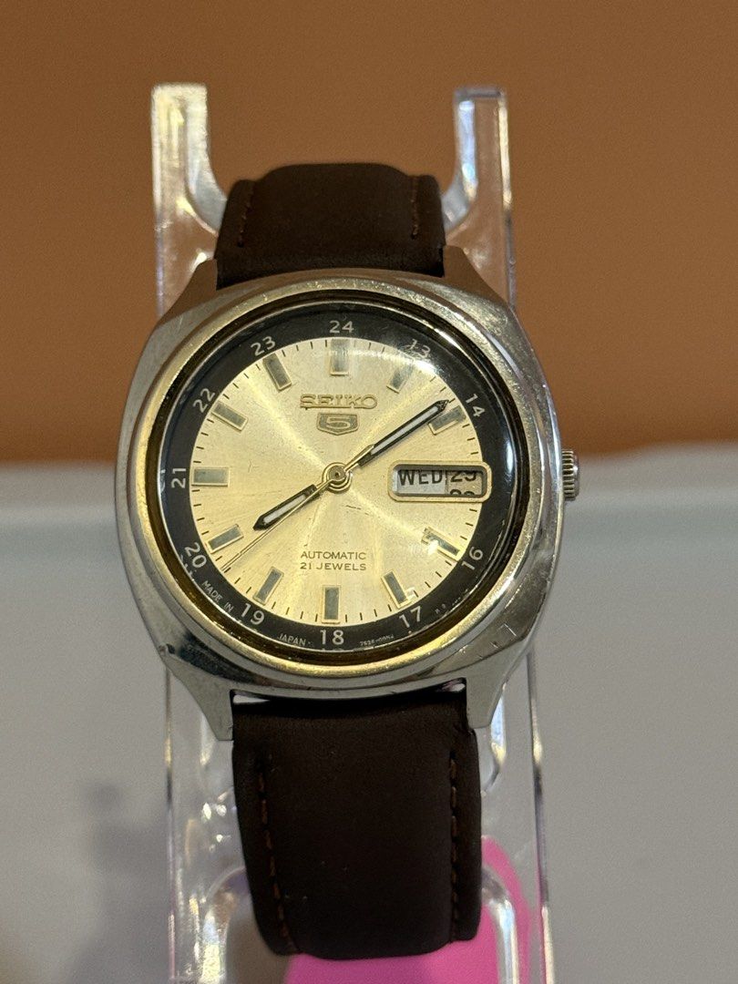 Seiko 5 Automatic Panda (Category: Men's Watches) located in Bacoor. Submitted by michiepeachy (Listing ID 1470131683, Image 2). Description: Movement: Automatic Strap: Replaced Issue: Day and Date is stuck, needs service cleaning Price: 5,000 Inclusion: Watch only ‼️Please be reminded that this is preloved (second-hand), so it may have minor signs of wear consistent with its age. Kindly review the photos before purchasing.‼️.