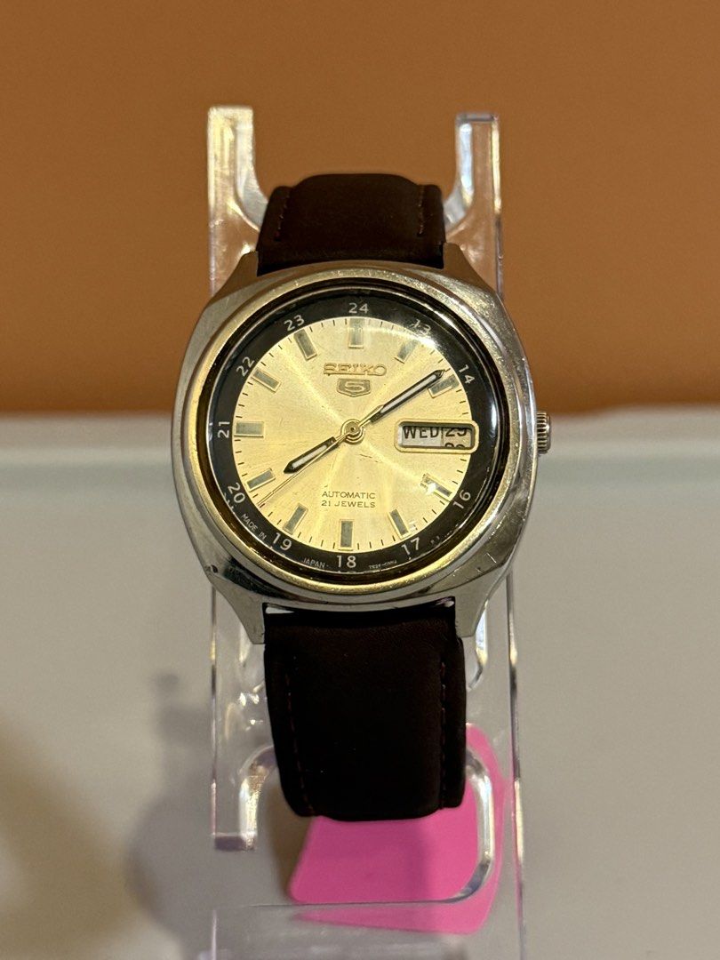 Seiko 5 Automatic Panda (Category: Men's Watches) located in Bacoor. Submitted by michiepeachy (Listing ID 1470131683, Image 1). Description: Movement: Automatic Strap: Replaced Issue: Day and Date is stuck, needs service cleaning Price: 5,000 Inclusion: Watch only ‼️Please be reminded that this is preloved (second-hand), so it may have minor signs of wear consistent with its age. Kindly review the photos before purchasing.‼️.