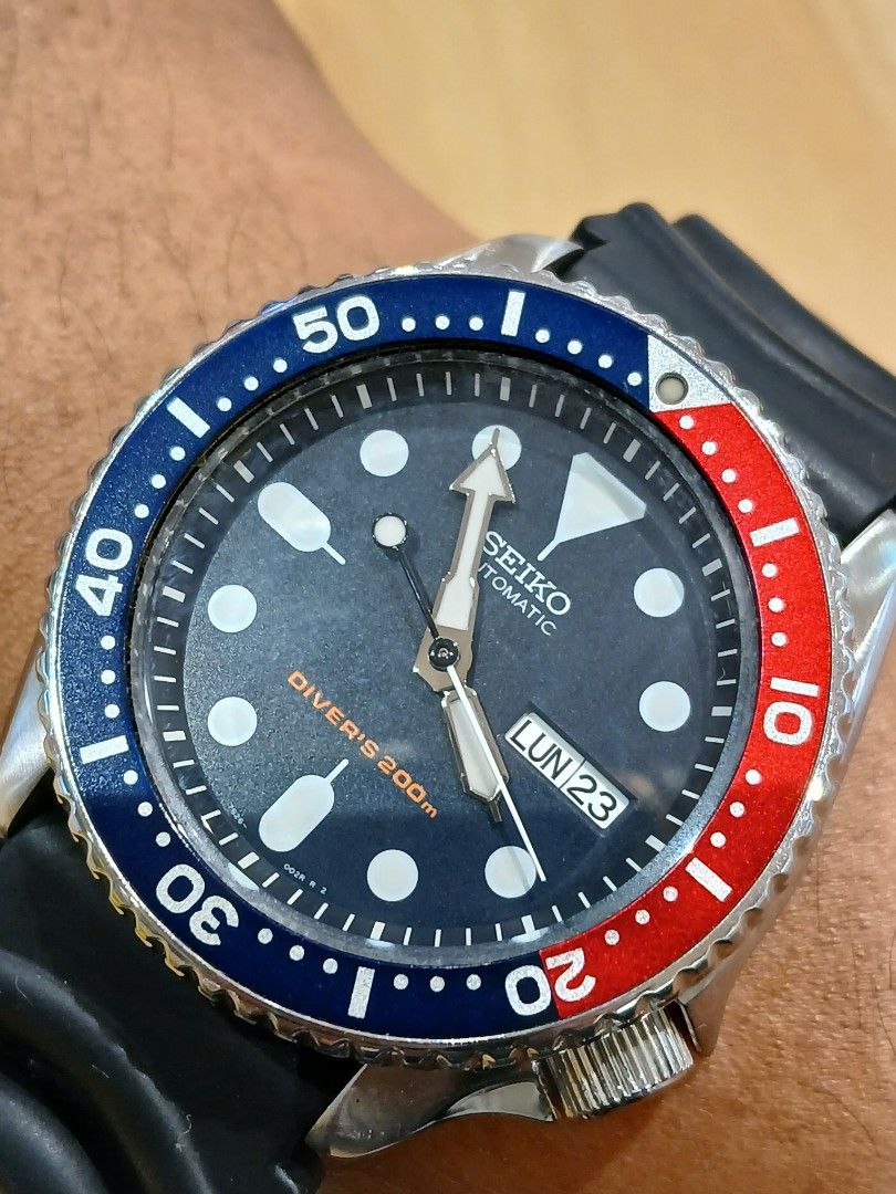 Seiko Pepsi Diver Automatic Watch SKX009 (Category: Men's Watches) located in Manila. Submitted by hondaesi41 (Listing ID 1469975556, Image 1). Description: Pre-Loved Seiko Divers SKX009 Pepsi Automatic rubber strap Comes with:orig box.and manual (card misplaced) Approx 42mm size 7S26 Automatic movement Luminous hands and dial glow in the dark Rotating bezel 200 meters Well preserved condition 9/10 Inclusions : Unit and Seiko Box only Msrp:30k Pr