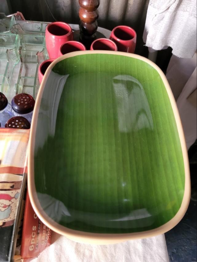 Serving tray (Category: Other Kitchenware & Tableware) located in Manila. Submitted by inaahc (Listing ID 1469955808, Image 1). Description: Green leaf banana shape melamine banana leaf serving plate Color green Higly use for catering businesses,commercial restaurants and home for serving starters,appetizers or traditional rice dishes .
