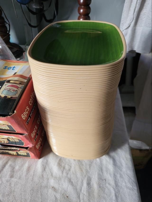 Serving tray (Category: Other Kitchenware & Tableware) located in Manila. Submitted by inaahc (Listing ID 1469955808, Image 2). Description: Green leaf banana shape melamine banana leaf serving plate Color green Higly use for catering businesses,commercial restaurants and home for serving starters,appetizers or traditional rice dishes .