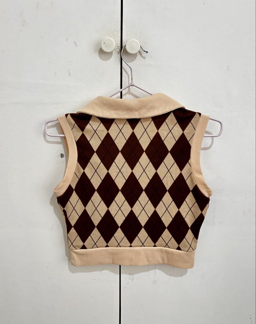 SHEIN Brown Collared Vest Size (Category: Sleeveless) located in Manila. Submitted by dianafayesimbre (Listing ID 1470088395, Image 2). Description: - Brand: SHEIN - Size: S (EU 36, US 4) - Condition: Used once - Design: Brown and beige argyle knit with V-neckline, pointed collar, and ribbed hem - Style: Y2K preppy aesthetic, great for layering - Fits small to semi L.