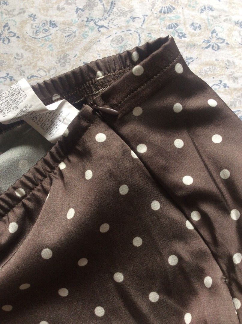 Shein Brown Polka Dot Midi Skirt (Category: Skirts) located in Manila. Submitted by shop.airens (Listing ID 1469974674, Image 3). Description: Size: XXS (fits waist 23-25 inches) Side zipper .