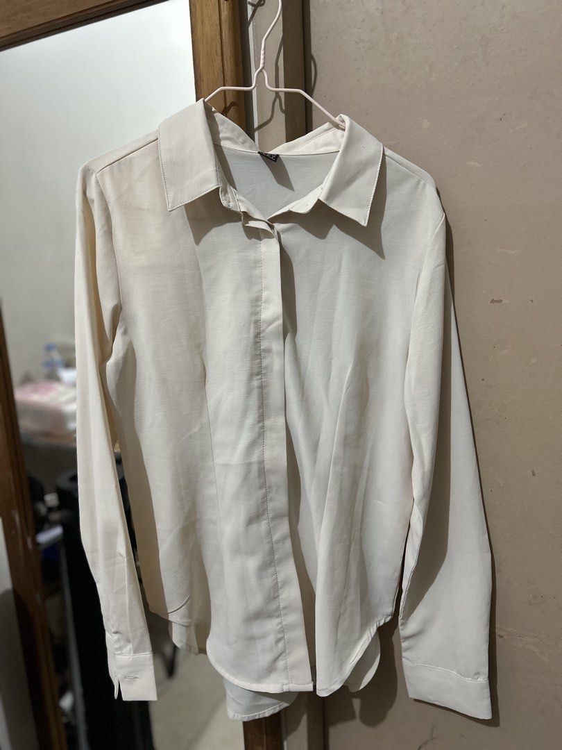 SHEIN Cream Long Sleeve Button-Up Shirt (Category: Longsleeves) located in Manila. Submitted by prelovedbyeljodi (Listing ID 1470010858, Image 2). Description: ✨ **Like New Longsleeves for Sale!** ✨ 👗 Never used — in excellent condition! 📌 **RFS:** Decluttering 💌 Message me if interested! .