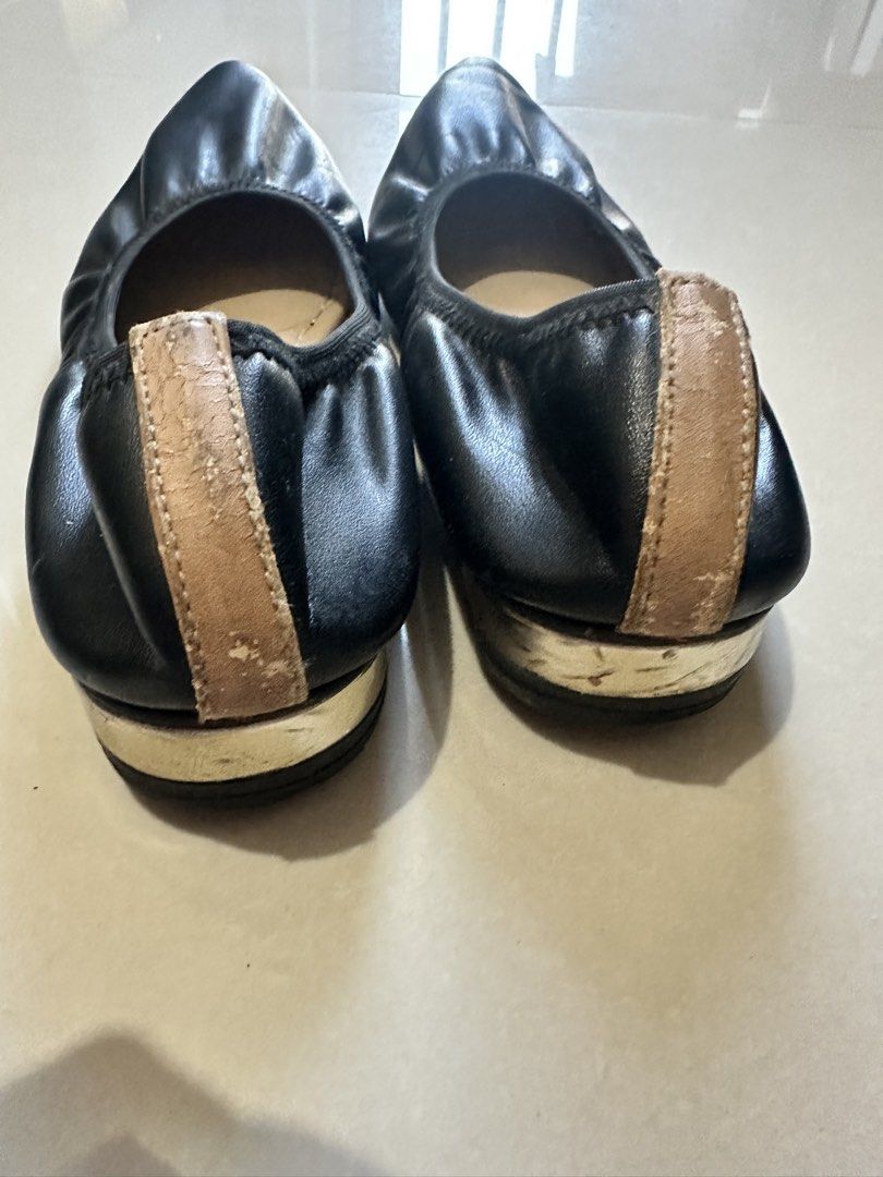 Shoo In Ashley Black Flat Shoes (Category: Flats & Sandals) located in Manila. Submitted by mkytarr (Listing ID 1470036774, Image 2). Description: Preloved Shoo In - Ashley Black Flat Shoes Size 6-7 Shows signs of use and dirt. Stored for a long time and hasn’t been used in a while, so please manage your expectations. 🎁 FREEBIE: The other pair of shoes shown in the last photo is included for free when you buy this pair..