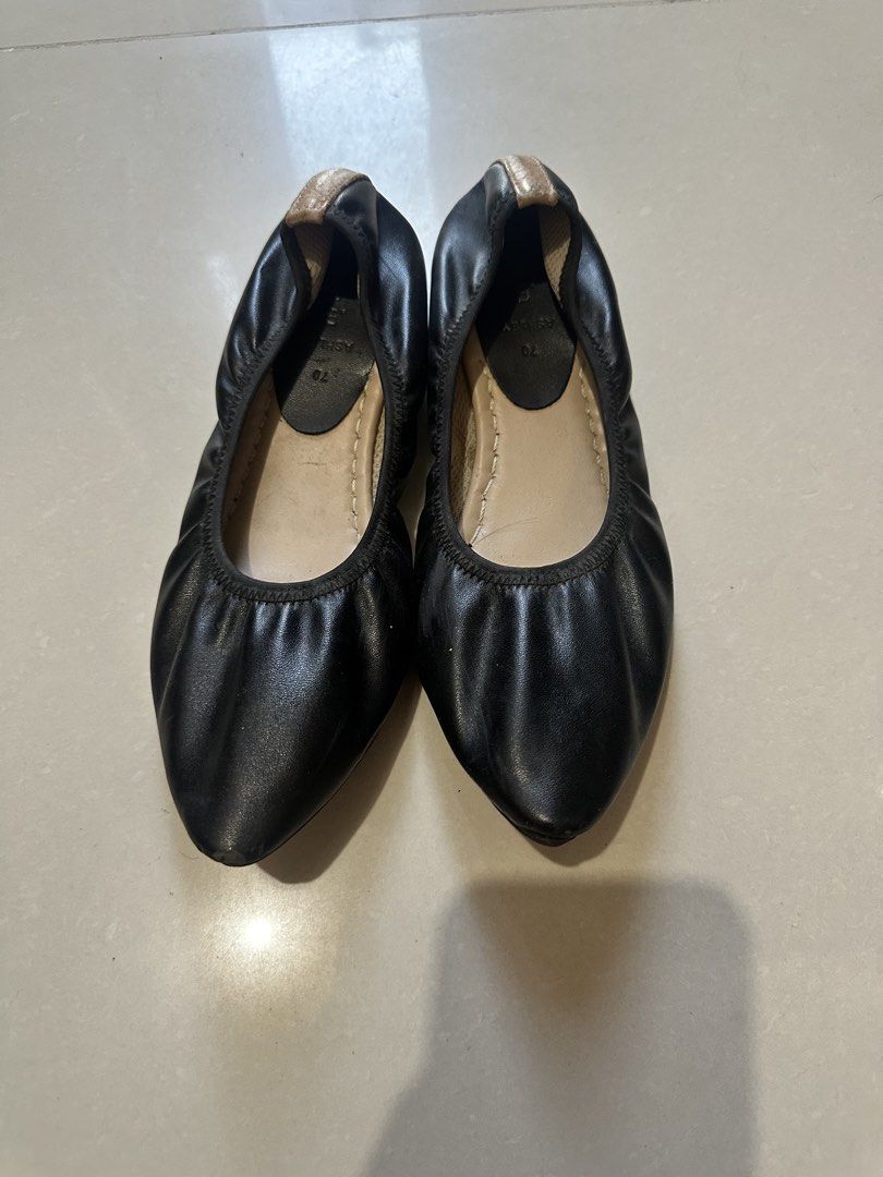 Shoo In Ashley Black Flat Shoes (Category: Flats & Sandals) located in Manila. Submitted by mkytarr (Listing ID 1470036774, Image 1). Description: Preloved Shoo In - Ashley Black Flat Shoes Size 6-7 Shows signs of use and dirt. Stored for a long time and hasn’t been used in a while, so please manage your expectations. 🎁 FREEBIE: The other pair of shoes shown in the last photo is included for free when you buy this pair..