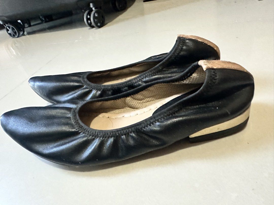 Shoo In Ashley Black Flat Shoes (Category: Flats & Sandals) located in Manila. Submitted by mkytarr (Listing ID 1470036774, Image 3). Description: Preloved Shoo In - Ashley Black Flat Shoes Size 6-7 Shows signs of use and dirt. Stored for a long time and hasn’t been used in a while, so please manage your expectations. 🎁 FREEBIE: The other pair of shoes shown in the last photo is included for free when you buy this pair..