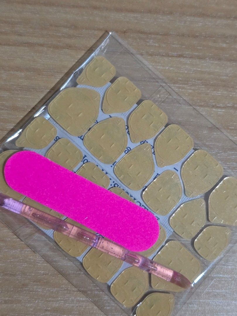 Short Almond Cat Eye Press-On Nails Set (Category: Hands & Nails) located in Makati City. Submitted by jangmiscloset (Listing ID 1470130790, Image 3). Description: Double the glam, get a bonus! Buy any 2 sets (₱200 and up ) and receive a ₱100 nail set FREE. Mix & match your faves and enjoy more styles without spending extra ✨ Design: Stunning cat-eye effect, metallic line art, delicate pearls, and green/red gem accents - Colors & Finish: Glossy f