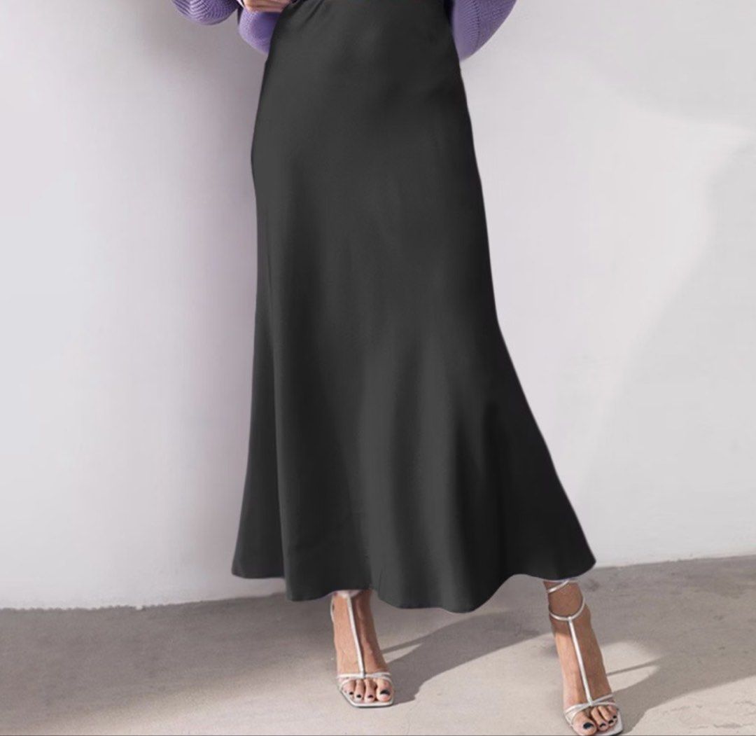 black silk maxi skirt (Category: Skirts) located in Manila. Submitted by iyahpreloved_ (Listing ID 1469997585, Image 1). Description: size XL.