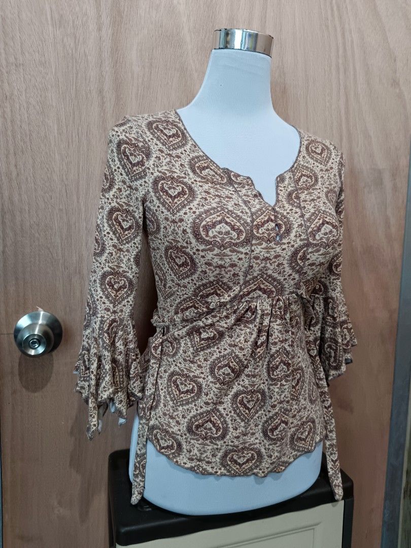 Sinequanone Paris y2k whimsy top (Category: Longsleeves) located in Davao. Submitted by mln-boutique (Listing ID 1469955259, Image 3). Description: size - M good condition with lace.
