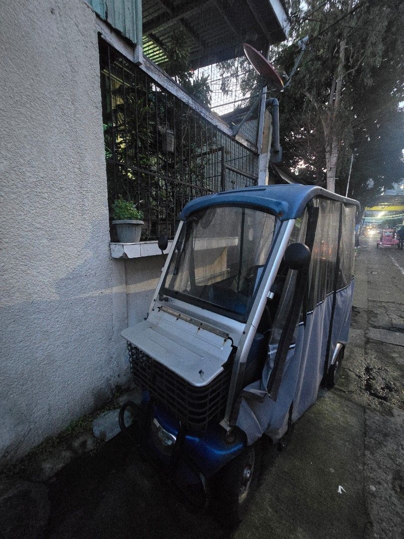 Sirang ebike (Category: Bicycles) located in Makati City. Submitted by cdcdg (Listing ID 1470057475, Image 3). Description: Binebenta as is! Kakapalit lang ng battery Oct. 2025 kaya gumagana pa kaso mahina na ang preno at kusang lumiliko manibela at gulong. Price still negotiable. Makati City location..