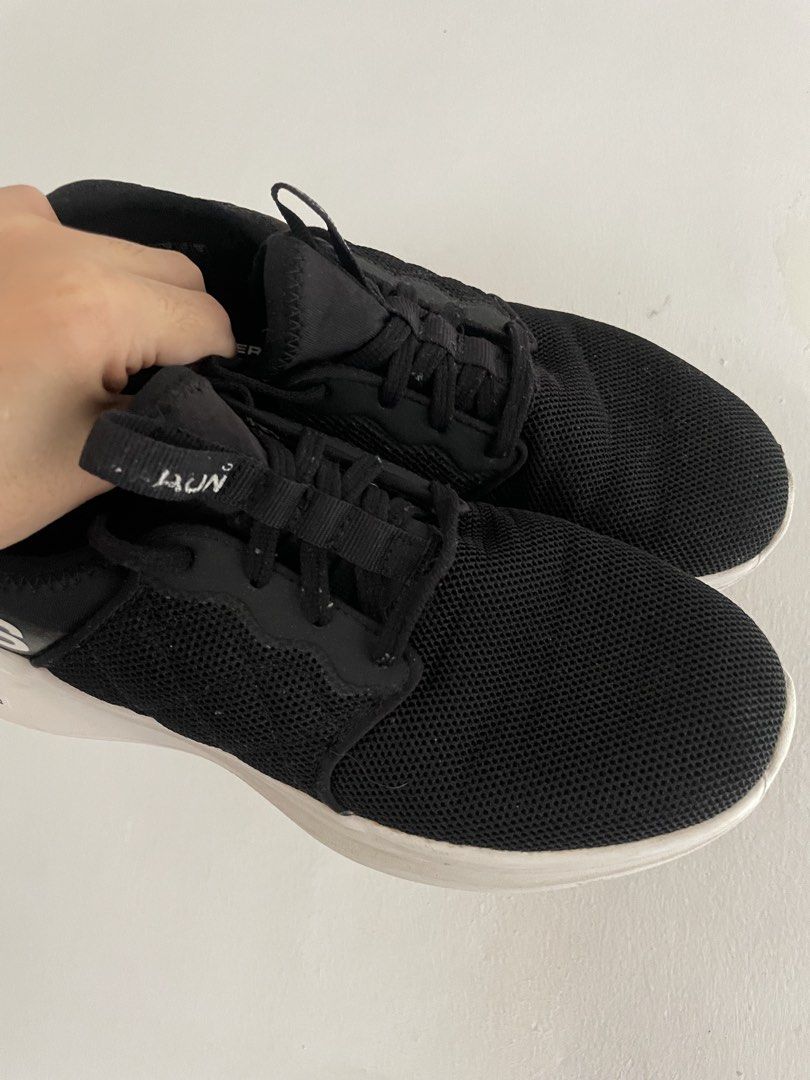 Skechers Rubber Shoes (Category: Sneakers) located in Caloocan City. Submitted by ek_finds2023 (Listing ID 1469954509, Image 1). Description: Size 6-6.5 (nasa last photo ung size) Kasya pa sa 7 pero sobrang sakto and masisikipan na Expect signs if usage Needs cleaning since may foul odor.