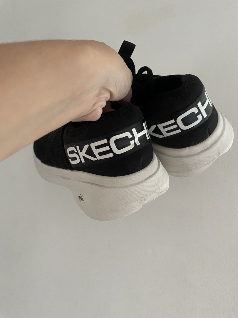 Skechers Rubber Shoes (Category: Sneakers) located in Caloocan City. Submitted by ek_finds2023 (Listing ID 1469954509, Image 2). Description: Size 6-6.5 (nasa last photo ung size) Kasya pa sa 7 pero sobrang sakto and masisikipan na Expect signs if usage Needs cleaning since may foul odor.