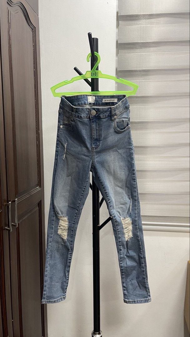 Skinny Ripped Jeans (Category: Jeans) located in Manila. Submitted by to_ri (Listing ID 1470077035, Image 1). Description: 🛍️ PRODUCT DETAILS 📏 Size: Small 📌 TERMS & CONDITIONS 💸 Payment first 📦 Shipping: J&T, LBC, Same day delivery couriers 🚫 No returns or refunds ❌ No joy/bogus buyers 💗 Please buy responsibly. Thank you!.