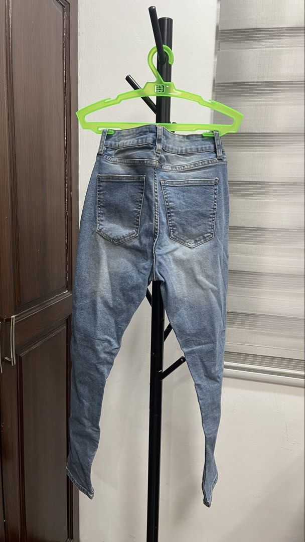 Skinny Ripped Jeans (Category: Jeans) located in Manila. Submitted by to_ri (Listing ID 1470077035, Image 2). Description: 🛍️ PRODUCT DETAILS 📏 Size: Small 📌 TERMS & CONDITIONS 💸 Payment first 📦 Shipping: J&T, LBC, Same day delivery couriers 🚫 No returns or refunds ❌ No joy/bogus buyers 💗 Please buy responsibly. Thank you!.