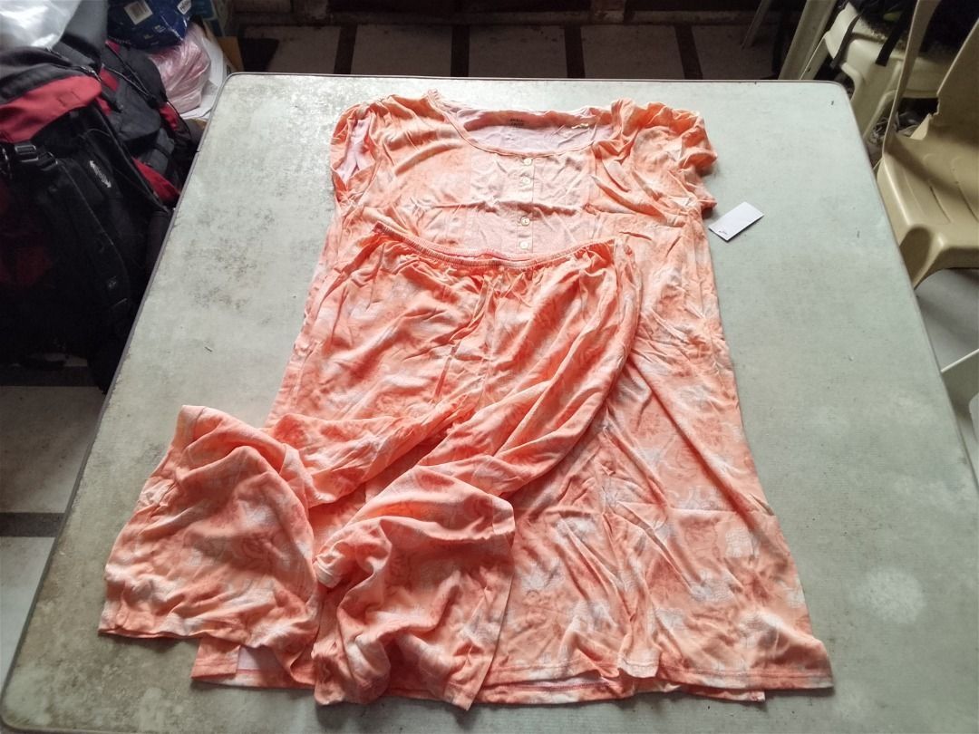 Sleepwear US BNEWTAG (Category: Undergarments & Loungewear) located in Los Banos. Submitted by mania-62906 (Listing ID 1470029969, Image 1). Description: BNEWTAG tops bottom Bnew yet no tags. Bought in a dept store selling US surplus. US small .