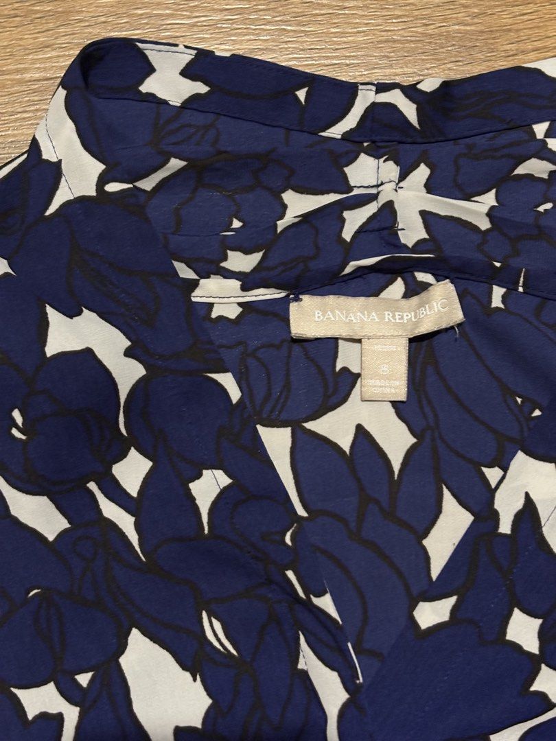 sleeveless navy-blue floral blouse (Category: Blouses) located in Manila. Submitted by mochichi719 (Listing ID 1470121157, Image 3). Description: .