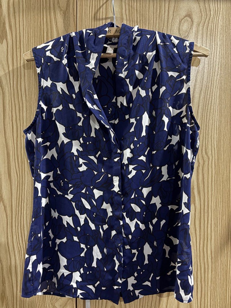 sleeveless navy-blue floral blouse (Category: Blouses) located in Manila. Submitted by mochichi719 (Listing ID 1470121157, Image 1). Description: .