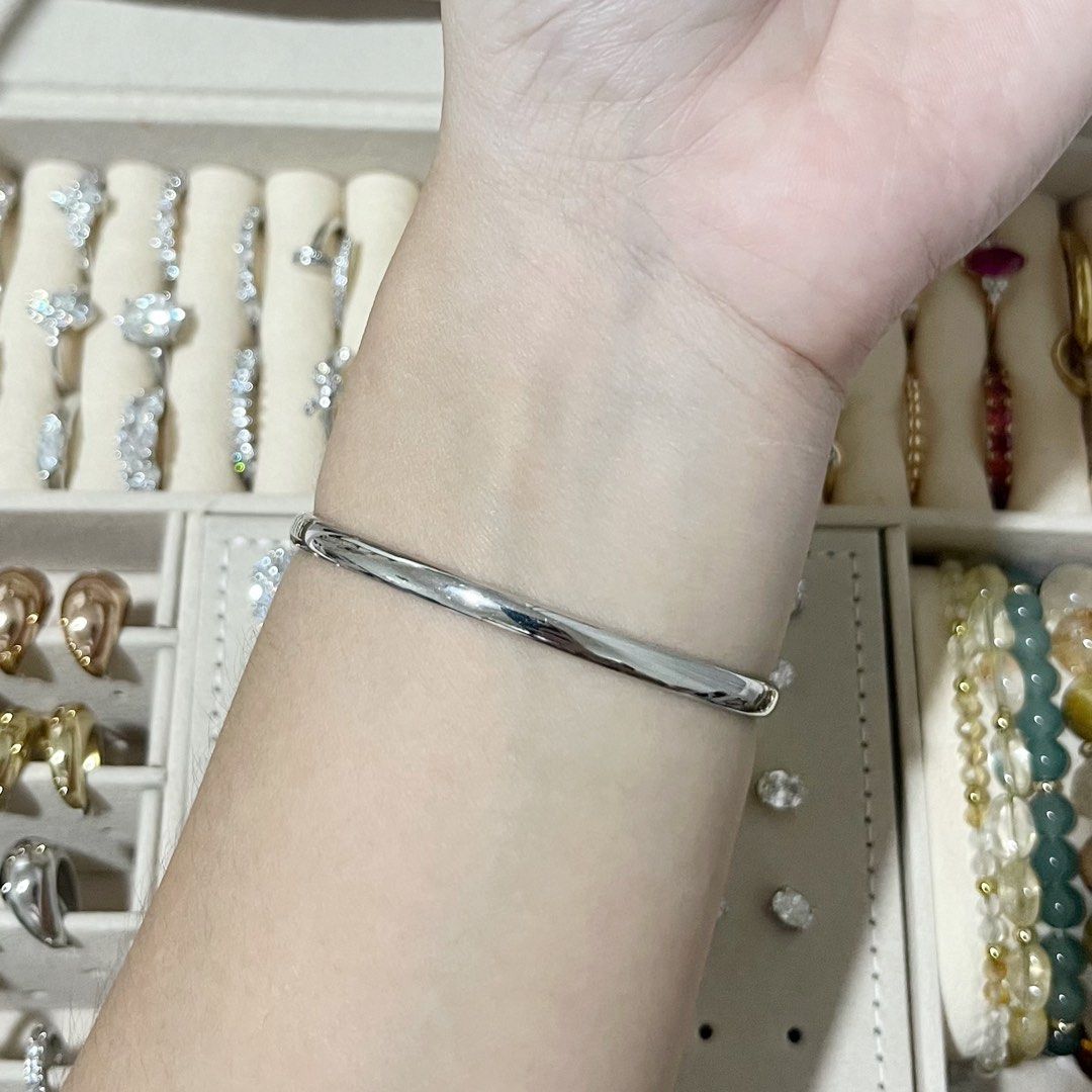 SLIM PLAIN SILVER BANGLE (Category: Bracelets) located in Talavera. Submitted by curatedbykhy (Listing ID 1470077138, Image 3). Description: perfect for stacking for petite girlies! (15-16cm).
